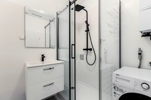 Hair dryer, towels - Divine Alsergrund 1BR, near Opera House, by Blueground (Vienna)