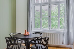 Dining - Divine Alsergrund 1BR, near Opera House, by Blueground (Vienna)