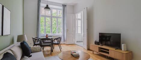 Een televisie en een stereo