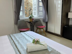 Desk, soundproofing, free WiFi, bed sheets - Minh Chau Hotel - Dien Bien Phu (Ho Chi Minh City)