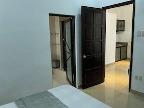 Desk, soundproofing, free WiFi, bed sheets - Minh Chau Hotel - Dien Bien Phu (Ho Chi Minh City)
