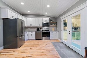 Kühlschrank, Mikrowelle, Ofen, Herdplatte