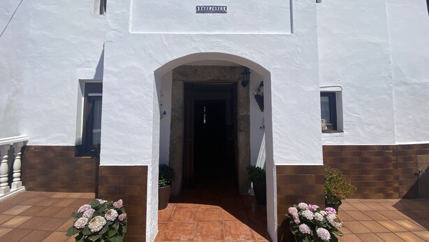 A white building with a sign reading "ROBESONS" above the entrance. - Vivienda Vacacional La Mata Vieja (La Franca)