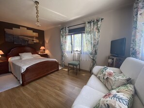 3 habitaciones, tabla de planchar con plancha y cuna de viaje 