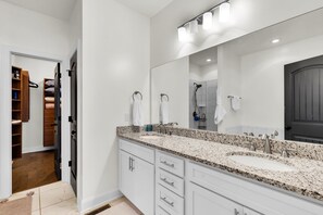Jetted tub, hair dryer, towels, soap - Beach Bliss & Boating Fun: Minutes from the Sand & Water! (St. Simons Island)