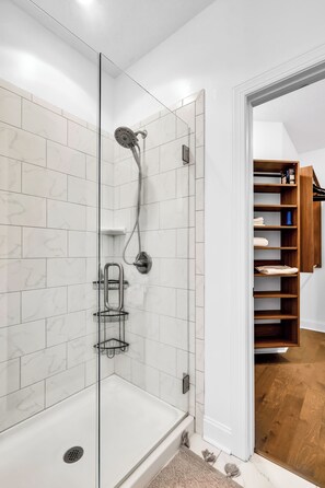 Bañera de hidromasaje, secador de pelo, toallas, jabón
