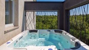 A hot tub with a view of a forest. - Villa Nika by Interhome (Krk/Dobrinj)