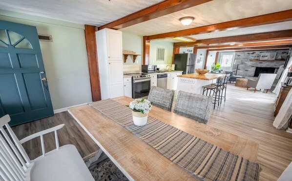 Interior - Beach Daze Duplex - Unit B! Fenced-in backyard! Pets Welcome! 5 Blocks to beach! (Carolina Beach)