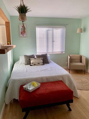 Room - Large bright studio on hillside  (Oakland)