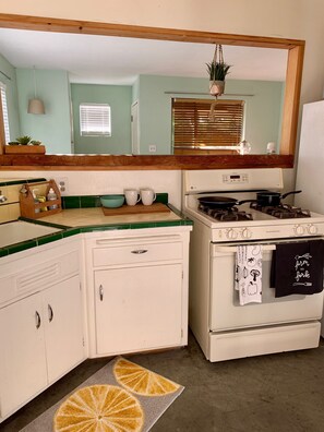 Private kitchen - Large bright studio on hillside  (Oakland)