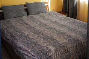 1 bedroom, iron/ironing board, WiFi, bed sheets - Apartment  - Sleeps 4 & Free Parking (Sunny Beach)