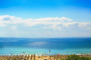A beach with a clear sky and calm sea. - Apartment  - Sleeps 4 & Free Parking (Sunny Beach)