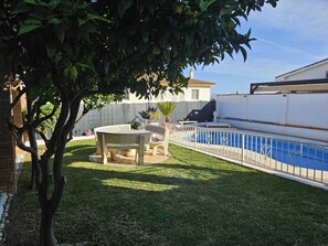 Outdoor dining - Captivating Private House in Benalmadena (Benalmadena)