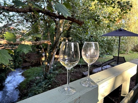 Property grounds. Cosy and secluded brook-side lodge