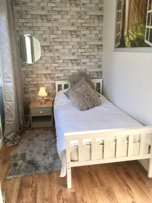 3 bedrooms, iron/ironing board, WiFi, bed sheets - Cosy and secluded brook-side lodge (Sleaford)
