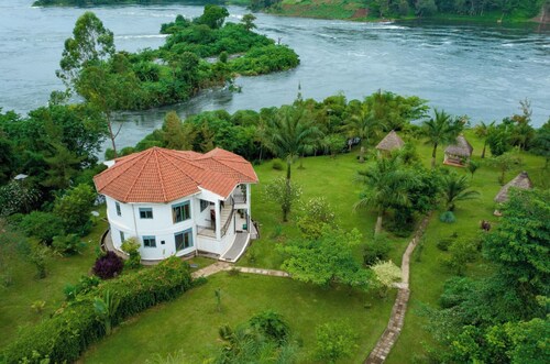 2 Bed Villa - Sleeps 6 - River Views, Garden, Wifi