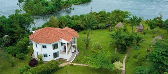 2 Bed Villa - Sleeps 6 - River Views, Garden, Wifi