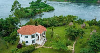 2 Bed Villa - Sleeps 6 - River Views, Garden, Wifi