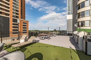 Outdoor dining - Stunning South Loop 2BR w/ Doorman, near Aquarium & Train, by Blueground (Chicago)