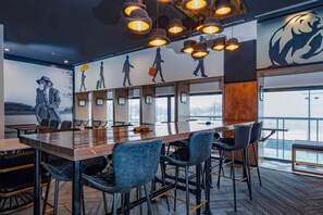 Dining - Stunning South Loop 2BR w/ Doorman, near Aquarium & Train, by Blueground (Chicago)