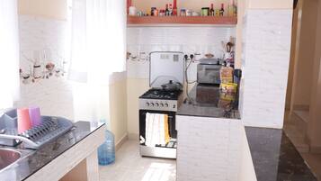 Een koelkast, een magnetron, een oven, een kookplaat