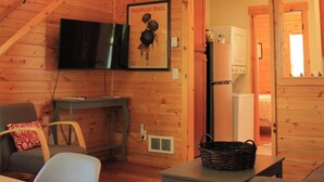 Deluxe Cottage, Courtyard View | Living area - Pebble Cove Farm (Eastsound)