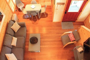 Deluxe-feriehus - udsigt til gårdsplads | Opholdsområde | IPod-dockingstation