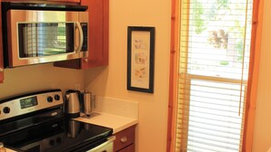 Deluxe Cottage, Courtyard View | Private kitchen | Electric kettle, paper towels, dining table - Pebble Cove Farm (Eastsound)
