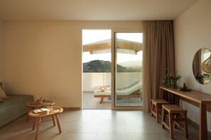 Un salon moderne avec un canapé, une table en bois et un balcon offrant une vue agréable.