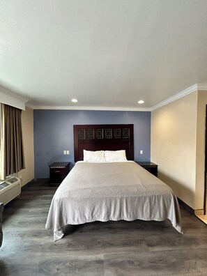 Desk, laptop workspace, free WiFi - HYLAND MOTEL (La Habra)