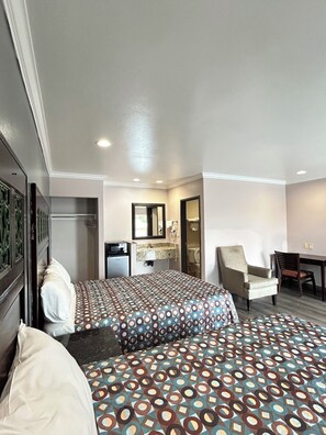 Desk, laptop workspace, free WiFi - HYLAND MOTEL (La Habra)