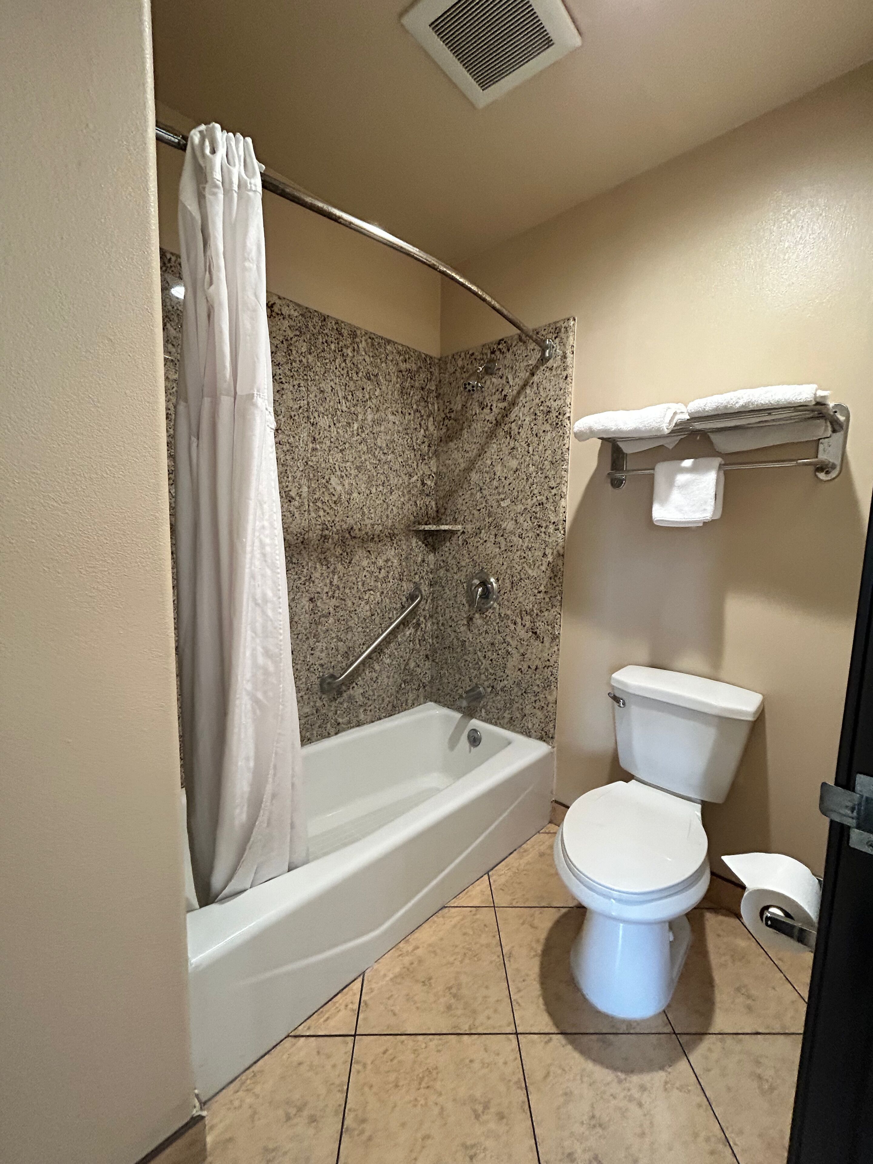 Banheira, toalhas de banho, sabonete, shampoo