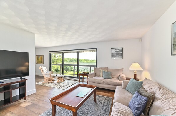 Smart-TV, Tischtennisplatte, Bücher