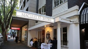 Un bistrot chiamato MACLEAY ST. BISTRO con posti a sedere all'aperto e una zona patio coperta.