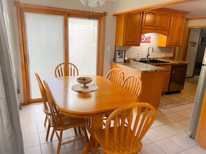 Dining - Walk to Lambeau Field! Cozy 2 bedroom, 1 bath. Sleeps 8 (Green Bay)