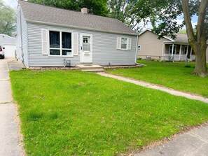 Exterior - Walk to Lambeau Field! Cozy 2 bedroom, 1 bath. Sleeps 8 (Green Bay)