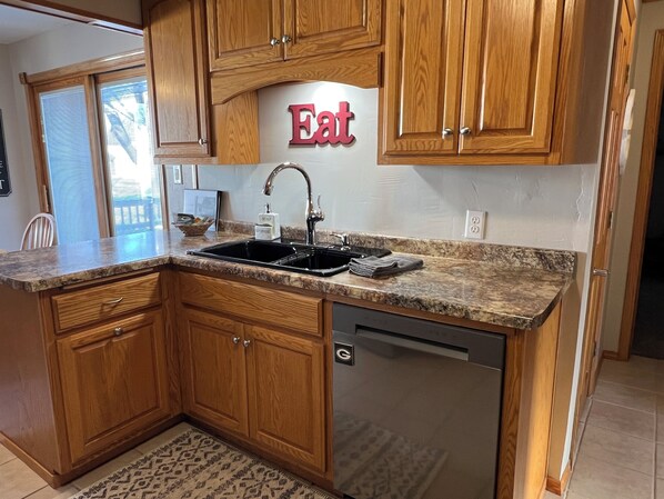 Fridge, microwave, oven, stovetop - Walk to Lambeau Field! Cozy 2 bedroom, 1 bath. Sleeps 8 (Green Bay)
