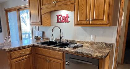Walk to Lambeau Field! Cozy 2 bedroom, 1 bath. Sleeps 8
