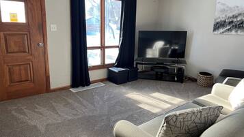 Een smart-tv en een stereo