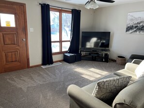 Smart TV, stereo - Walk to Lambeau Field! Cozy 2 bedroom, 1 bath. Sleeps 8 (Green Bay)