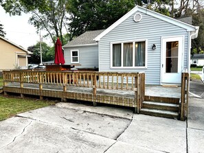 Terrace/patio - Walk to Lambeau Field! Cozy 2 bedroom, 1 bath. Sleeps 8 (Green Bay)