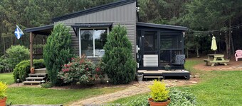Adventurous tiny house! Located on 1 acre surrounded by evergreen forest