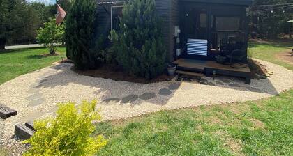 Adventurous tiny house! Located on 1 acre surrounded by evergreen forest