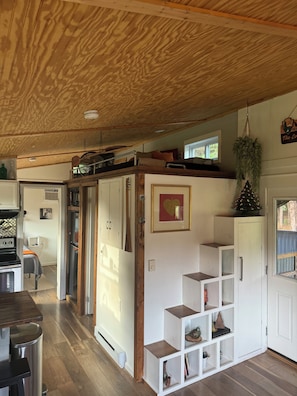 Interior - Adventurous tiny house! Located on 1 acre surrounded by evergreen forest (Statesville)