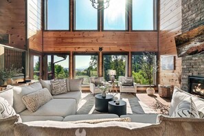 Smart TV, fireplace - Serenity Sunrise- Mtn VIEWS- Fire Pit- Gameroom (Gatlinburg)