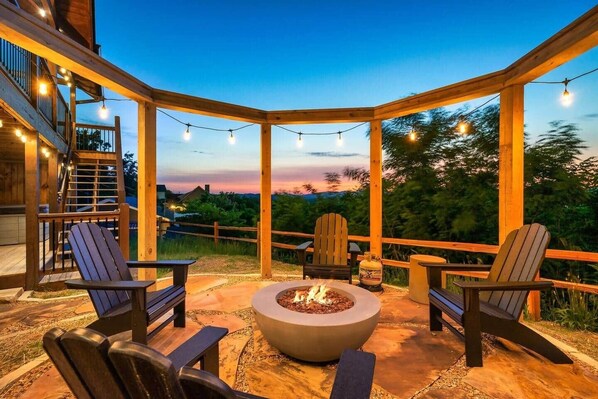 Terrace/patio - Serenity Sunrise- Mtn VIEWS- Fire Pit- Gameroom (Gatlinburg)
