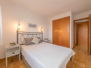 2 bedrooms, iron/ironing board, bed sheets