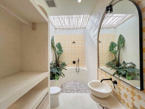 Design Villa, Patio, Pool View | Bathroom | Shower, rainfall showerhead, free toiletries, hair dryer