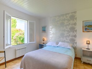 4 bedrooms, desk, iron/ironing board, WiFi