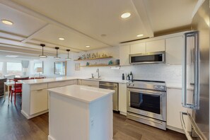 Refrigerador, microondas, horno, placa de cocina